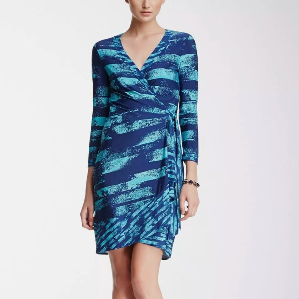 BCBGMAXAZRIA Printed Blue Wrap Dress Sz Small